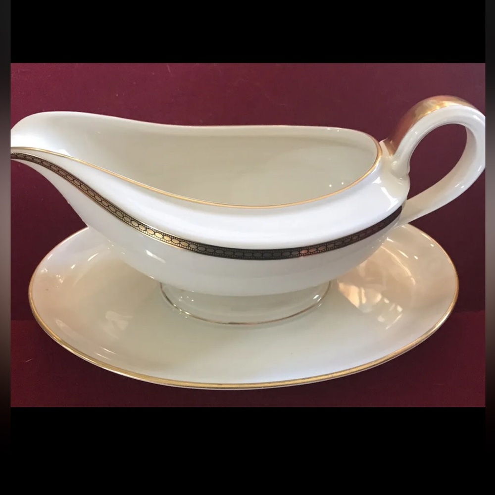 THOMAS IVORY GRAVY BOAT CHINA White With Golden Trim BAVARIA GERMANY On FASTAND